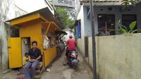 Walking through a slum in Indonesia 스톡 동영상 75886722