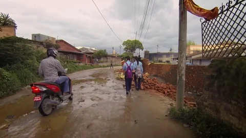 Walking through the streets of Kathmandu after the earthquake Видео 75886737