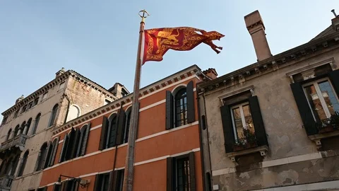 Walking through the streets of the lagoon city at the time of the coronavirus Video stock 126131453