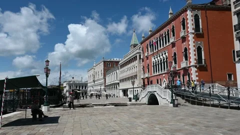 Walking through the streets of the lagoon city at the time of the coronavirus Video stock 133473447