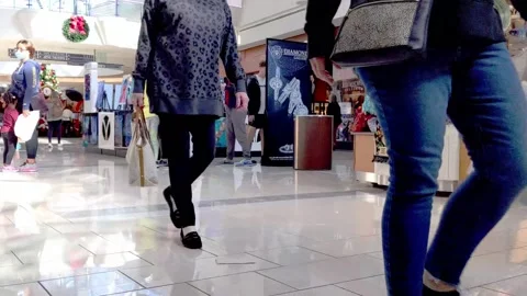Walking through upscale mall at Christmas time - a quinceanera party comes by Видео 165255315