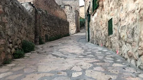 Walking through Valldemossa, Mallorca: Ground-Level Perspective Vidéo 252604017
