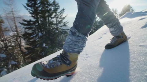 Walking on top of a snowy mountain Video stock 102565726