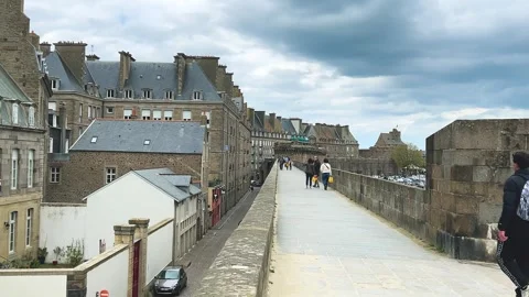 Walking tour along the city wall with panoramic views of the old town. 動画素材 311958053