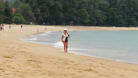 Walking tourist on the ocean Stock Footage 172888943