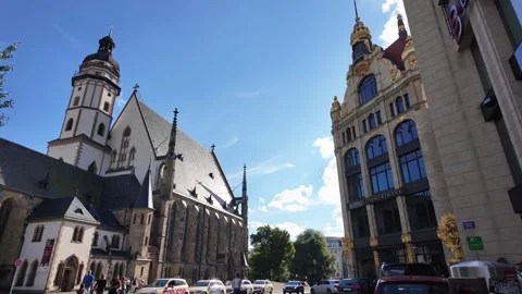Walking toward beautiful St. Thomas Church in sunny Leipzig center 库存影片 338098741