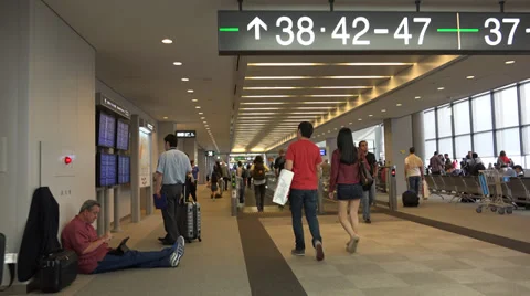 Walking toward gates inside Narita airport Stock Footage 39671802