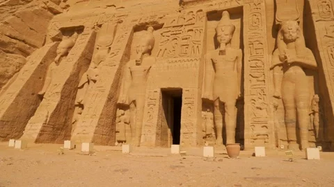 Walking towards the door inside the temple of nefertari Vídeo Stock 142157562