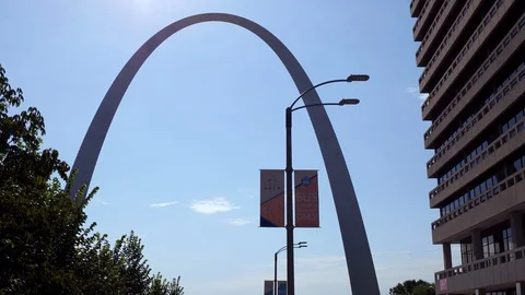 Walking towards Gateway Arch St Louis 4k Stock-Footage 118408703