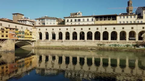 Walking towards the ponte vecchio Vidéo 276660832