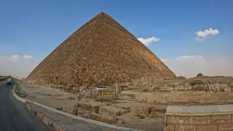 Walking towards the pyramids of giza in egypt. amazing stone structure 스톡 동영상 219281051