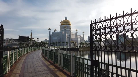 Walking towards Sultan Omar Ali Saifuddin Mosque Stock-Footage 101144438
