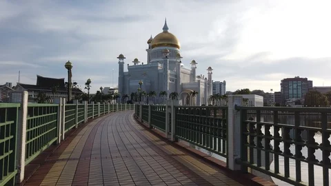 Walking towards Sultan Omar Ali Saifuddin Mosque Stock-Footage 101144999