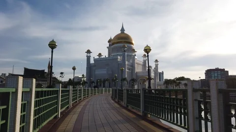 Walking towards Sultan Omar Ali Saifuddin Mosque Stock Footage 101145224