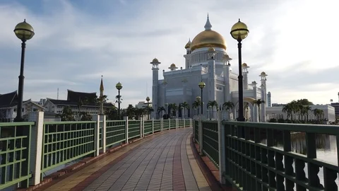 Walking towards Sultan Omar Ali Saifuddin Mosque Stock-Footage 101145791