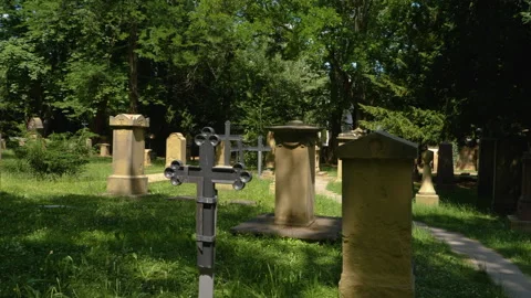 Walking trough a cemetery in Stuttgart Video stock 132118045