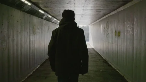 Walking in tunnel 動画素材 85062768