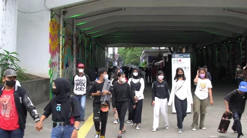 Walking Tunnel Sudirman during the weekend Video stock 201409418