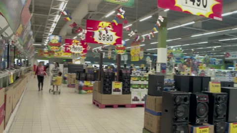 Walking in the TV sales area of a large shopping mall，Bangkok Thailand Vídeos de archivo 134628878