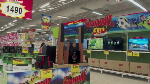 Walking in the TV sales area of a large shopping mall，Bangkok Thailand Vídeo Stock 134629671