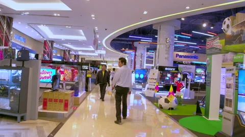 Walking in the TV sales area of a large shopping mall，Bangkok Thailand Vídeo Stock 134642309