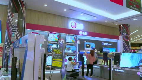 Walking in the TV sales area of a large shopping mall，Bangkok Thailand 库存影片 134643761