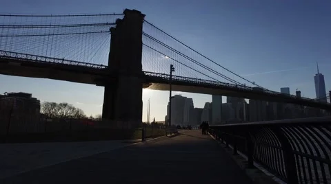Walking under the Brooklyn Bridge Video stock 62781427