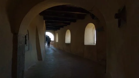 Walking Under Historic Arched Passage in Scapoli, Molise, Italy Vídeos de archivo 332240010