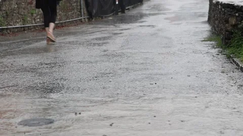 Walking under the rain Video stock 157855317