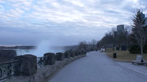 Walking View of Niagara Falls and Park 스톡 동영상 130858180