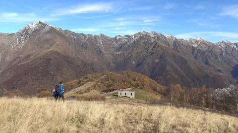 Walking with view on  Premana. Vídeo Stock 142466305