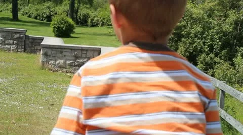 Walking on a wall 動画素材 10911737