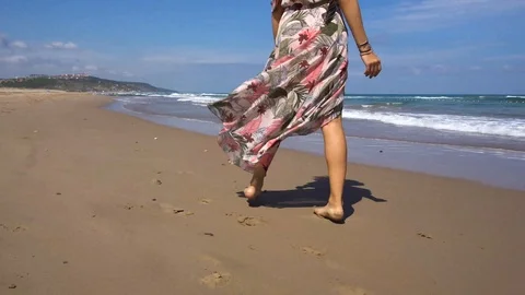 Walking by the windy beach 4K 스톡 동영상 94205429