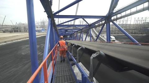 Walking worker on stacer reclaimer - port Taman 動画素材 123785302