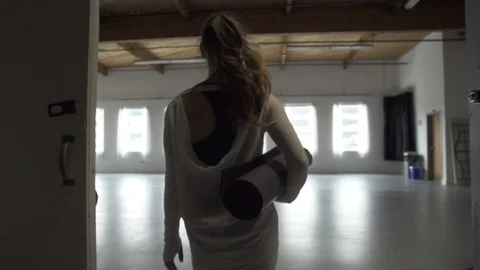 Walking with Yoga Mat 1 Vidéo 86885576