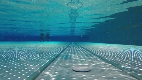 Walks along the bottom of the pool Video stock 135795392