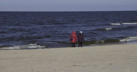 Walks along the seashore, 4K Stock Footage 184026000