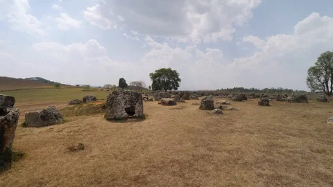 Walkthrough huge field of Jars in Laos, Phonsavan Vídeos de archivo 119054810