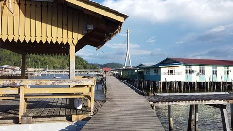 Walkthrough Kampung Ayer or water village with boat pass through Stock-Footage 101091076