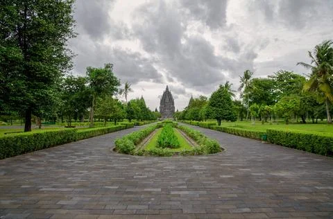 Walkway leading to the Prambanan Temple. Java. Indonesia. Walkway leading ... Foto stock