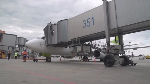 Walkway For Passengers Boarding Vídeo Stock 129117175
