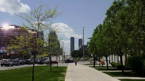 Walkway toward street intersection. Vidéo 75827918