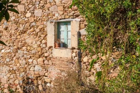 Wall and Antique window in the old town of Tossa de Mar, Spain. Foto stock