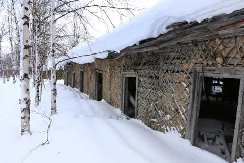 The wall and Windows of an abandoned Soviet prison in winter in Northern Sibe Foto stock