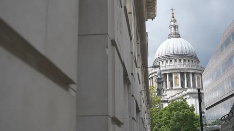 The wall of a building with the St. Paul's cathedral in the background. Video stock 107951315