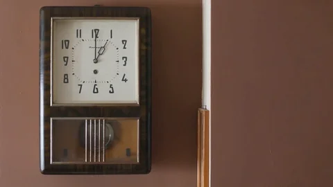 Wall clock on brown wall Vídeo Stock 88106876