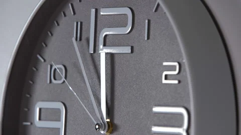 Wall clock on a gray background. 23:55 Vídeo Stock 141377683