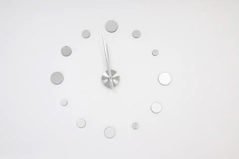Wall clock hanging on a white wall Stockfoto's