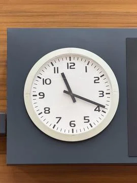 Wall clock showing time in public terminal interior. Time, schedule, and coor Foto stock
