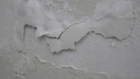 The wall is damp and its plaster and paint are starting to peel off 스톡 동영상 270314633